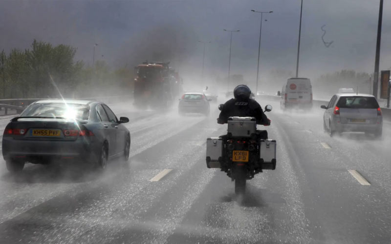 טיפ רכיבה: הבנה של אפקט ההסוואה בתנועה – למה לא רואים רוכבי אופנוע?