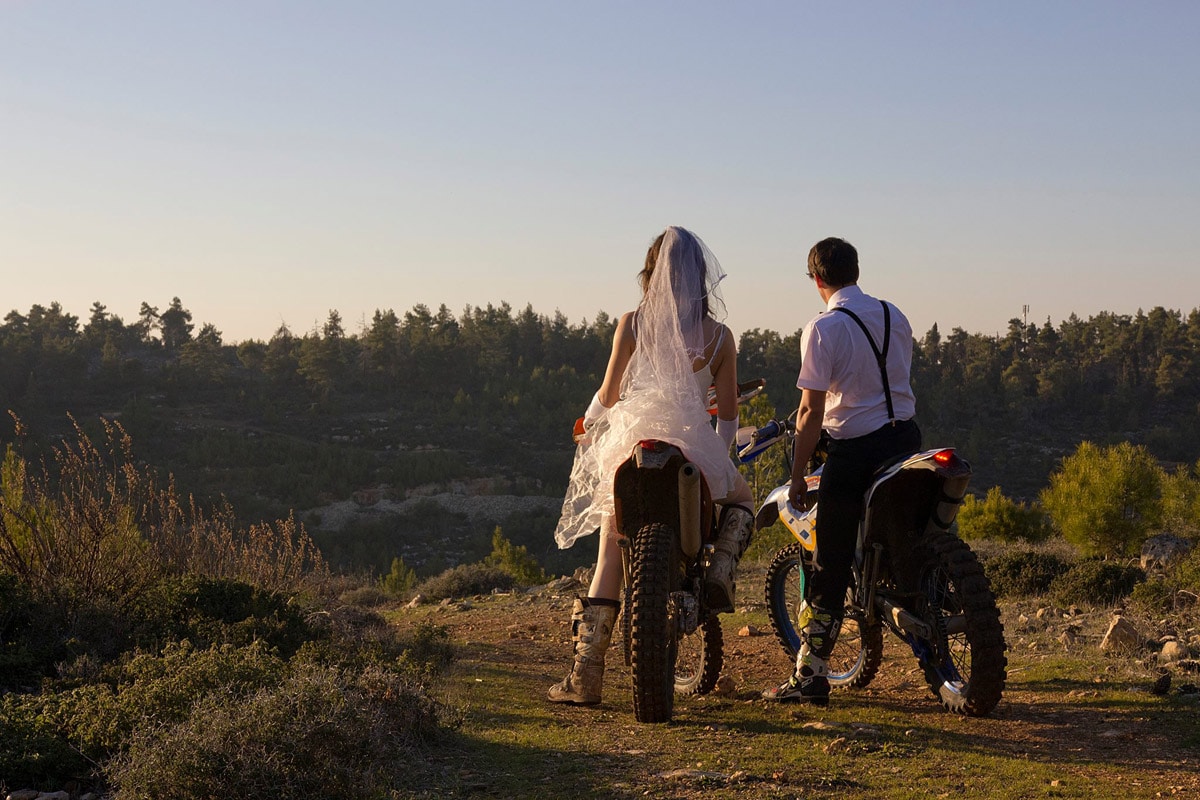 צילומי טראש דה דרס בסגנון אופנועי אנדורו