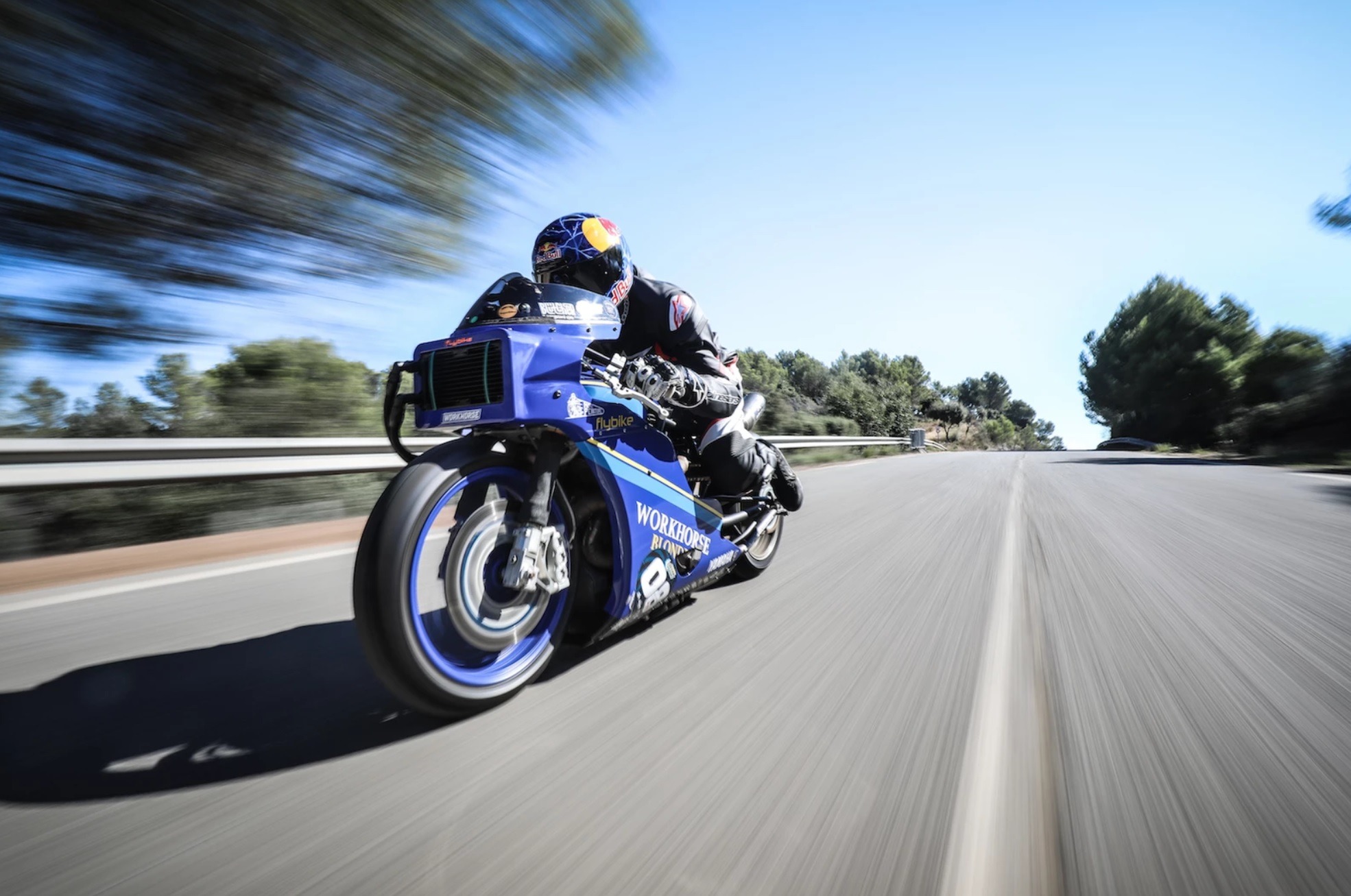 פריחת הדובדבן: להצמיח מימאהה XSR700 אופנוע עם 104 כוחות סוס (וידאו)