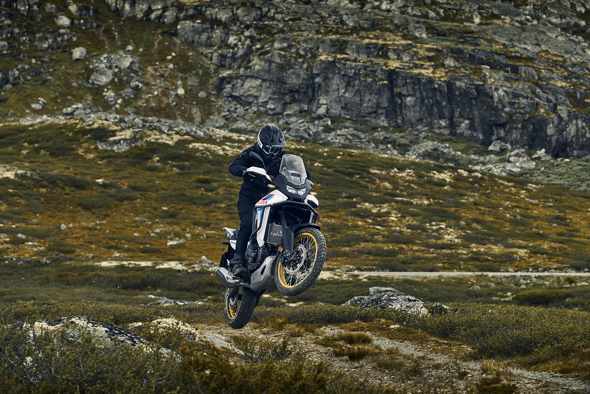 הונדה בטיזר לאדוונצ'ר חדש לקראת EICMA
