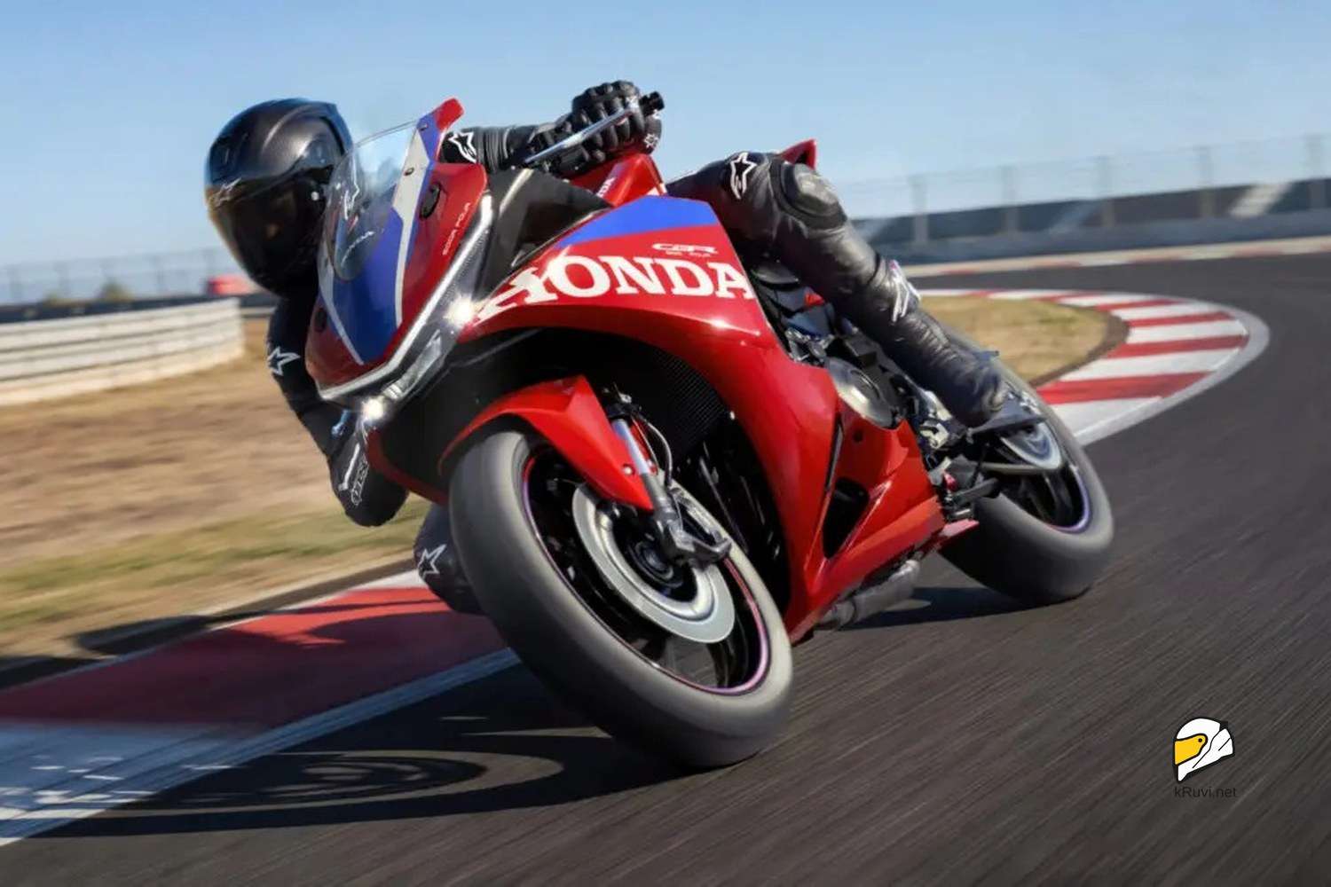 הונדה חושפת: CBR500R סופרספורט עם ארבעה צילינדרים